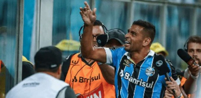 Diego Souza doa cestas básicas à famílias carentes