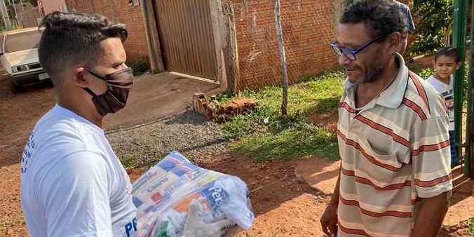 Jean, volante do Cruzeiro, doa cestas básicas em Campo Grande