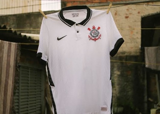 Nova camisa do Corinthians é lançada em ação com Neto