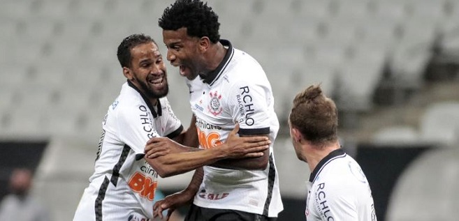 Corinthians vence Palmeiras e sonha com classificação