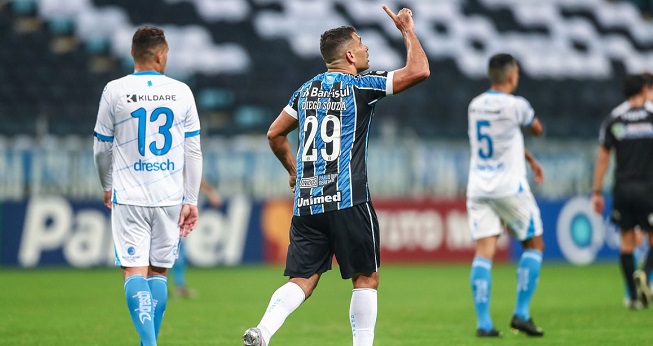 Grêmio vence Novo Hamburgo e decide título contra Inter