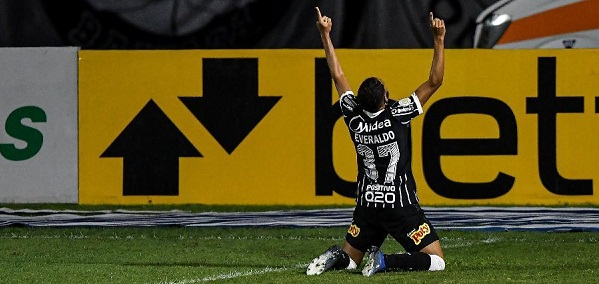 Corinthians derrota Vasco e se afasta da zona do rebaixamento