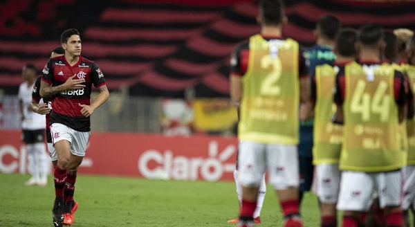 Flamengo vence Athletico PR por 3 a 2 e avança na Copa do Brasil