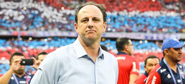 Rogério Ceni chega ao Rio nesta terça para assinar com Flamengo