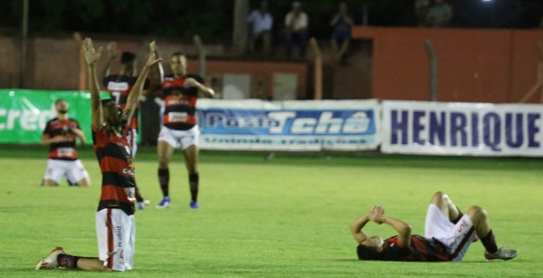Águia Negra supera desfalques e vence Goianésia por 3 a 1
