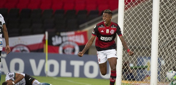 Flamengo vence Coritiba por 3 a 1 e dorme na liderança