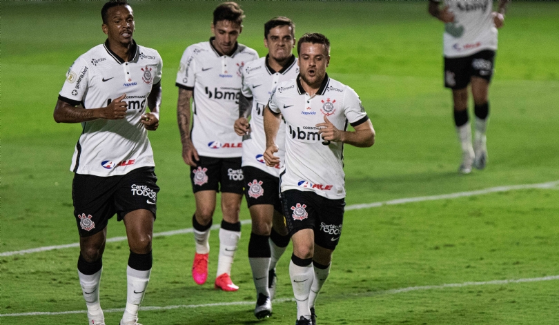 Corinthians vence Goiás e se aproxima do G-6 no Brasileiro