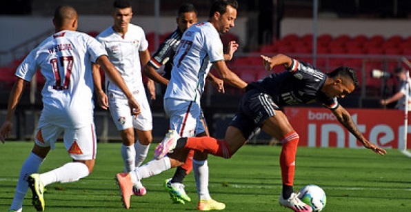 Em duelo de Tricolores, São Paulo se distanciar na liderança