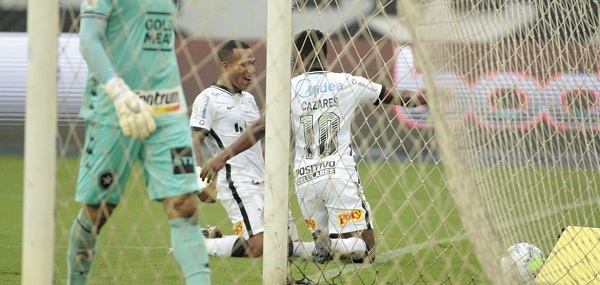 Corinthians vence Botafogo pela primeira vez no Nilton Santos