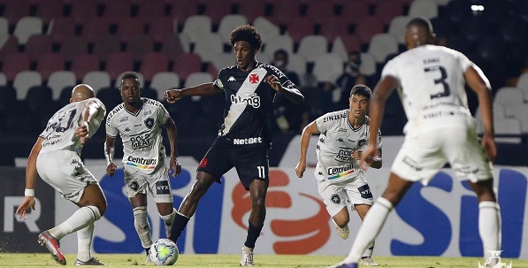 Vasco vence Botafogo por 3 a 0 e se afasta da zona do rebaixamento