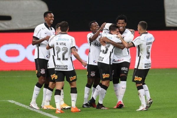 Corinthians goleia Fluminense por 5 a 0 e sonha com Libertadores