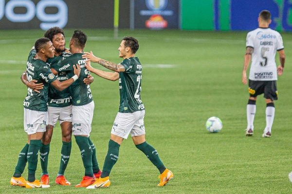 Palmeiras goleia Corinthians e sonha com tríplice coroa