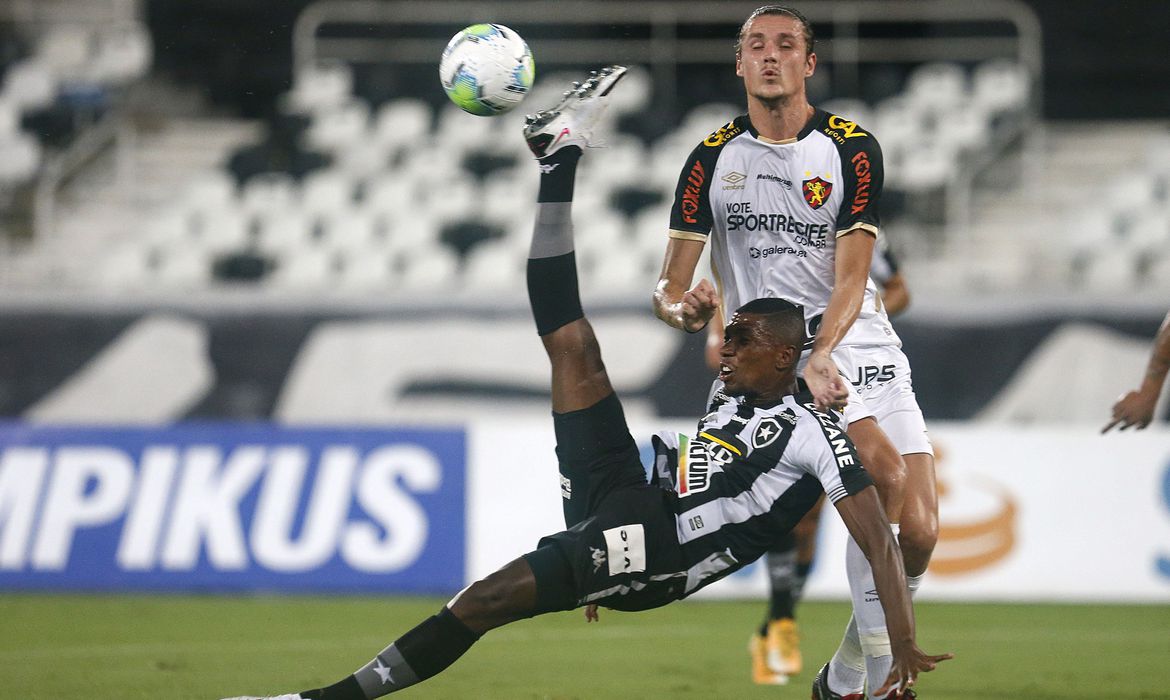Botafogo perde e é rebaixado à Série B do Brasileirão