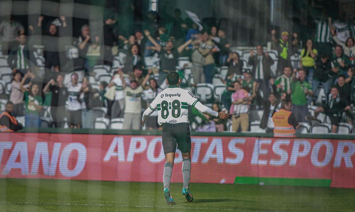 Coritiba derrota Fortaleza com gol nos acréscimos