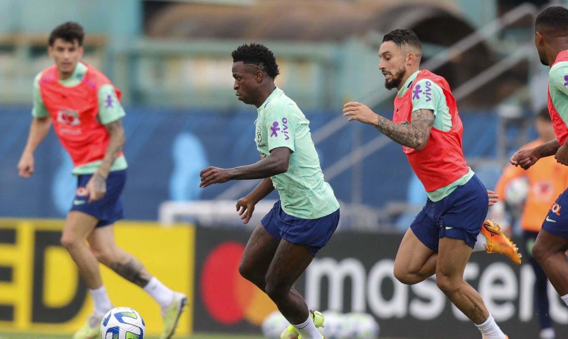 Seleção brasileira realiza 1º treino com grupo completo em Barcelona