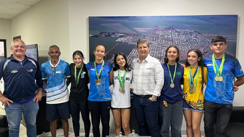 Prefeito Walter recebe equipe de atletismo e celebra conquistas