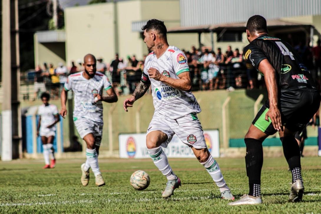 Caio Vidal marca três, Bataguassu vence CRA e assume liderança da Série B