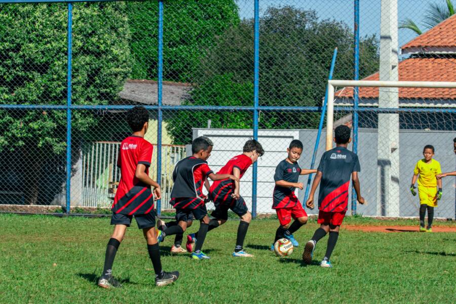 Parceria entre prefeitura e Athletico Paranaense leva escolinha de base a Ribas do Rio Pardo