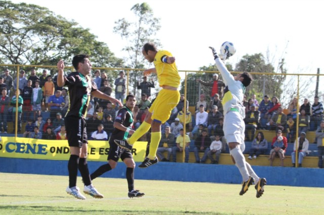 Com pênalti e gol no minuto final, Cene vence Cerâmica de Gravataí pela Série D
