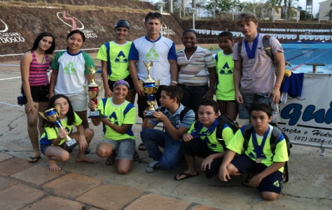 Equipe de Natação de Três Lagoas conquista 75 medalhas em Festival