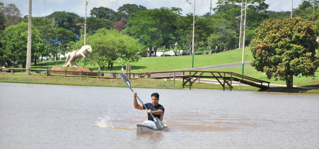 Longe de querer ser exemplo, jovem é ouro em paracanoagem