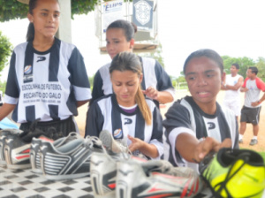 Time feminino de Três Lagoas recebe doação de chuteiras