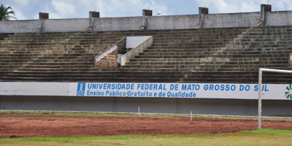 Chuva intensa prejudica troca de gramado no Morenão