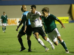 Guarani, Vitória e Coritiba estão ‘de olho’ em atacante de MS, diz site