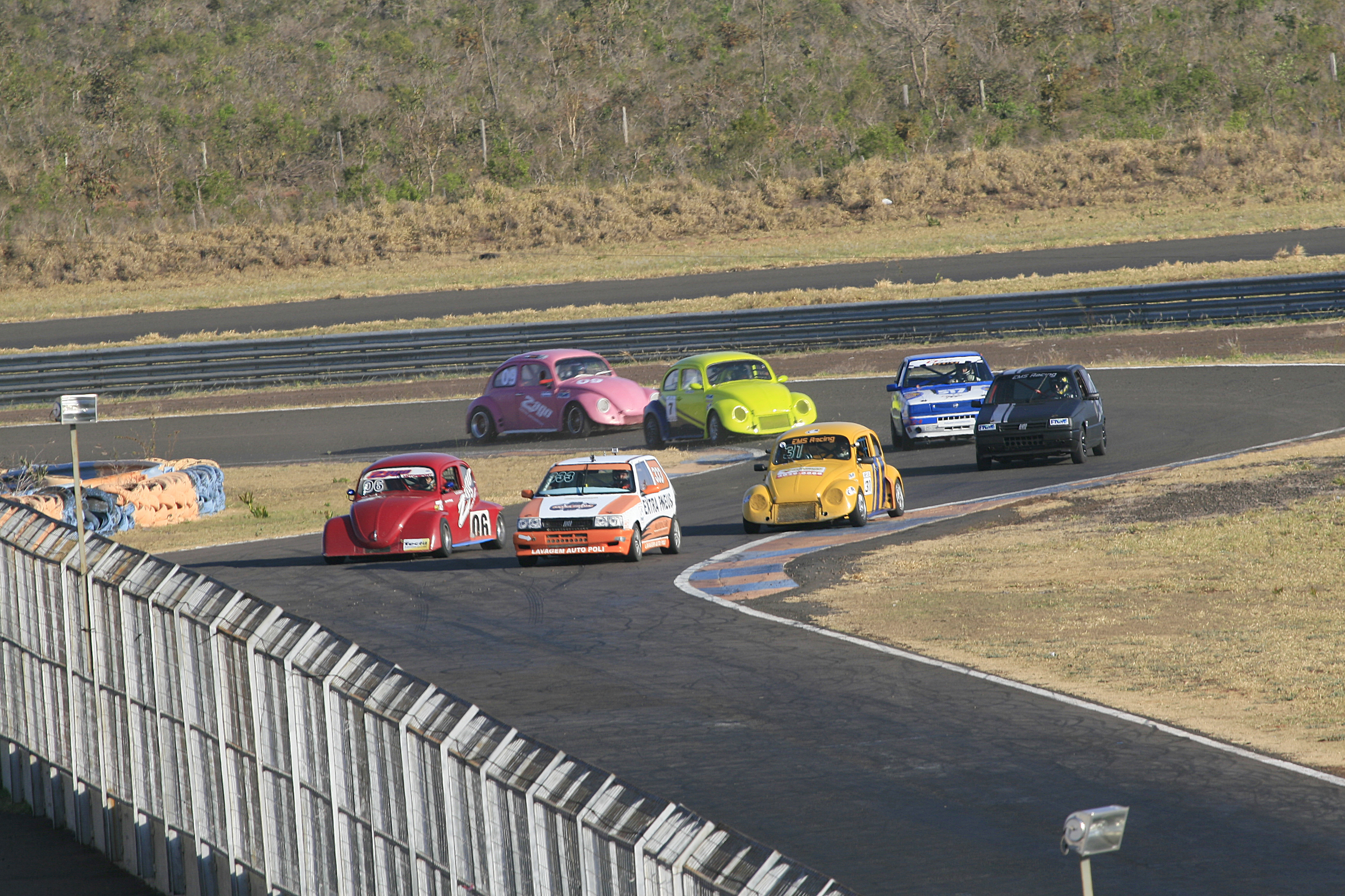 Corridas de carros e de karts agitam fim de semana na Capital