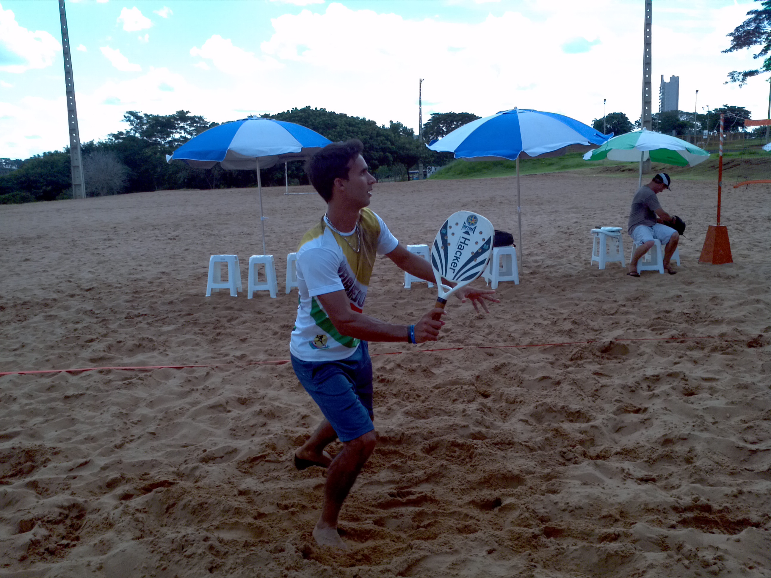 Tenista profissional, Lucas Melgarejo vai estreiar no beach tennis
