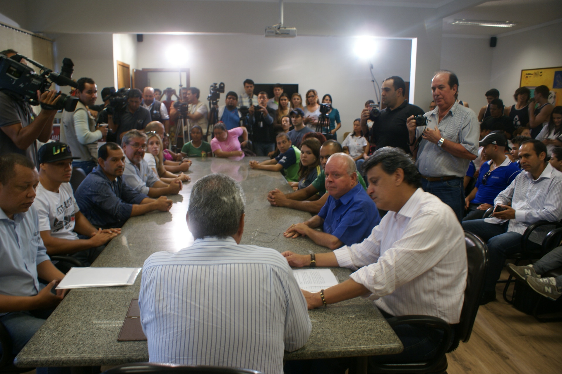 Governador assina decreto que regulamenta Bolsa Atleta Estadual 