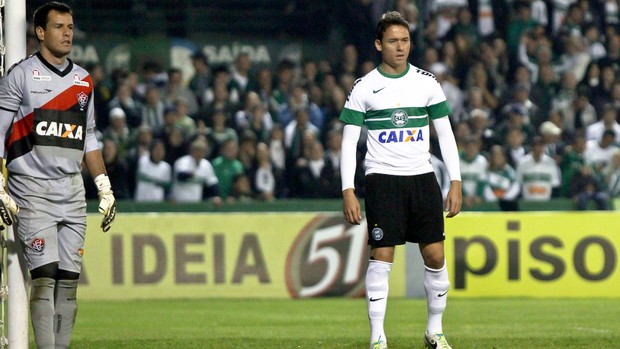 Após 45 minutos em jogo, Keirrison bate o joelho direito e sai aos prantos