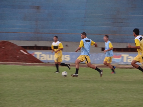Técnico do Ubiratan comanda treino de ataque contra defesa