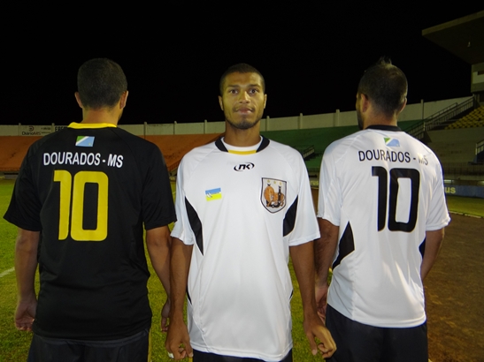 Ubiratan apresenta e coloca camisas à venda para torcedor