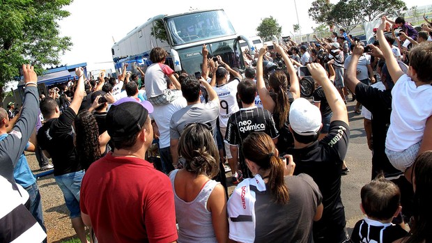 Com festa da torcida no aeroporto, Corinthians chega a Campo Grande