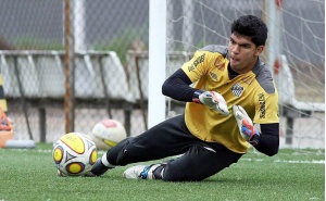 Goleiro douradense foi relacionado por treinador santista neste domingo