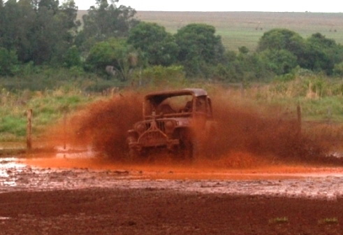 Lama e manobras marcam Brasileiro de Jeep Cross em São Gabriel do Oeste