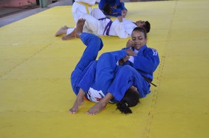 Sensei dá aulas gratuitas em dojo familiar em Campo Grande