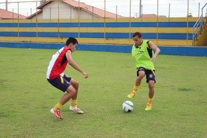 Técnico Paulo Muller comanda treino tático e cobra atenção na marcação