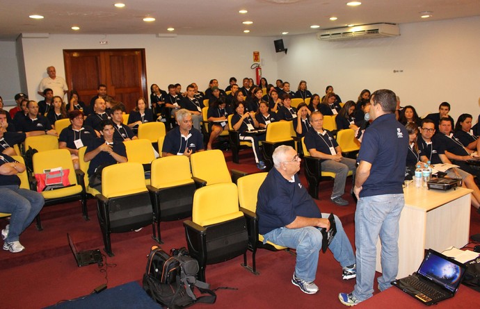 Árbitros discutem regras de natação em encontro nacional, em MS