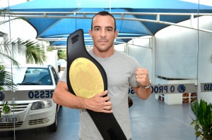 Douradense derrota paraguaio e fatura cinturão interino do Cage Combat