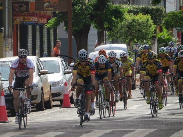 Ciclistas disputam provas de várias categorias em Dourados