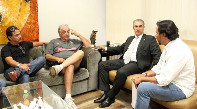 Técnico da Seleção Feminina visita o governador de MS