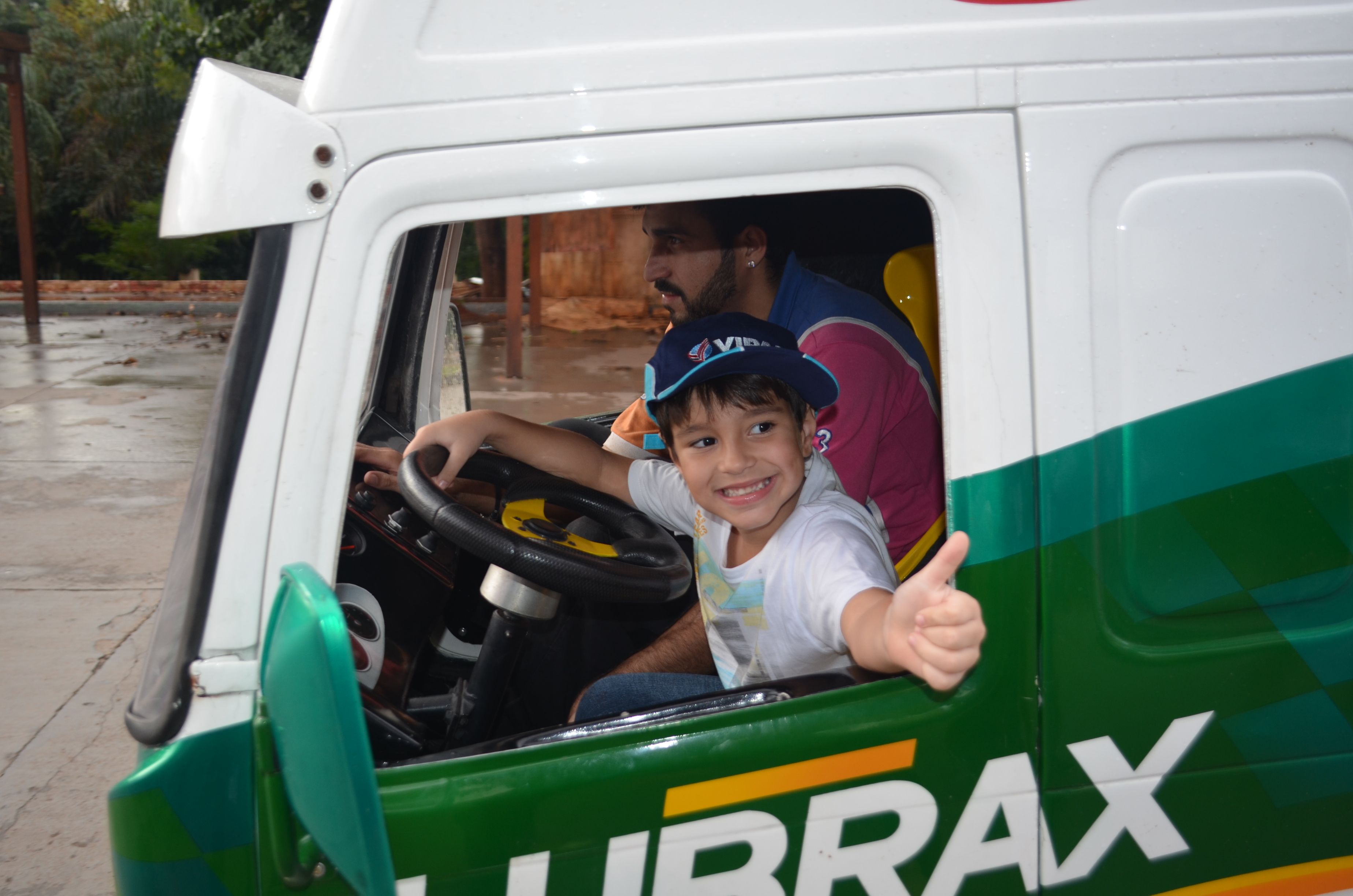 Crianças atendidas pela Funesp "pilotam" mini-caminhões na Fórmula Truck Kids