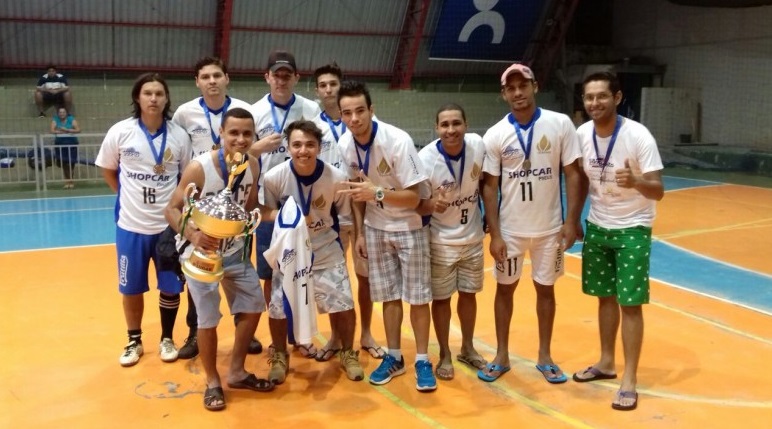 Equipe do Pinheiros levanta o troféu da Copa Sesc de Futsal