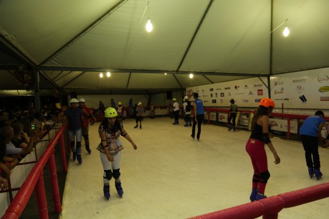 Pista de patinação no gelo funciona até nesta quarta