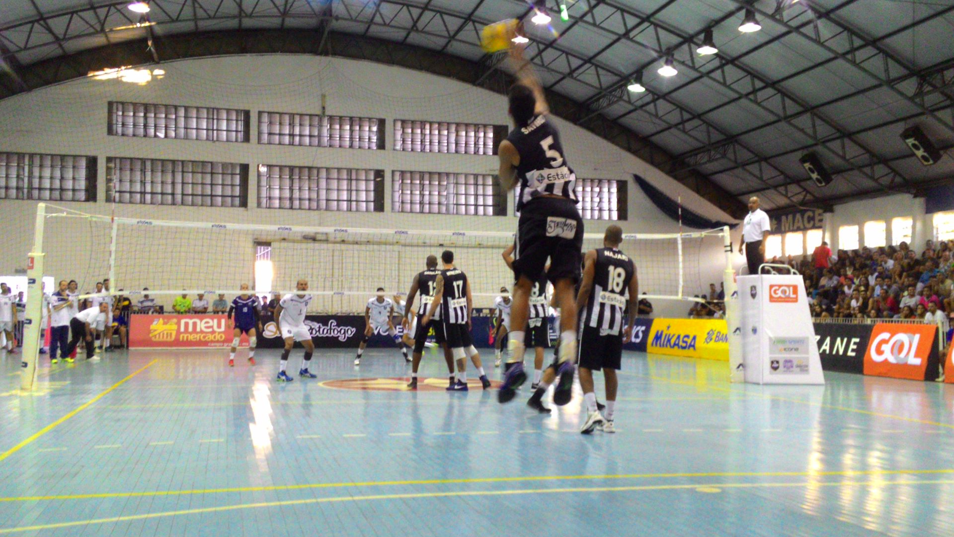 AVP estreia em casa com ginásio lotado, mas pede mais uma