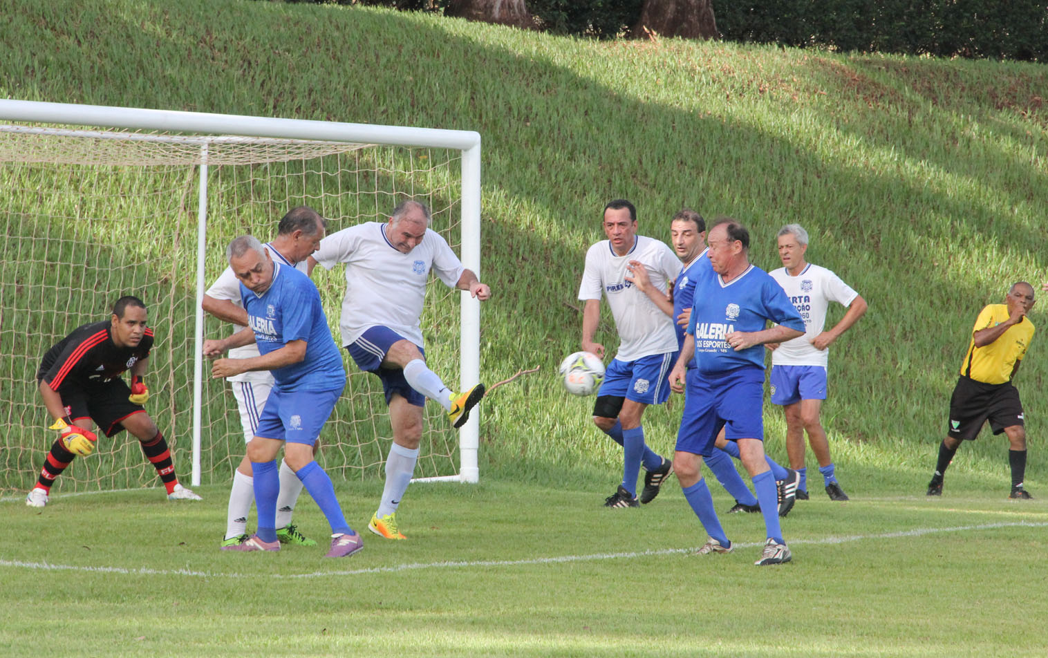 Copa da Madrugada começa com 27 gols e mais de 130 peladeiros no Rádio Clube