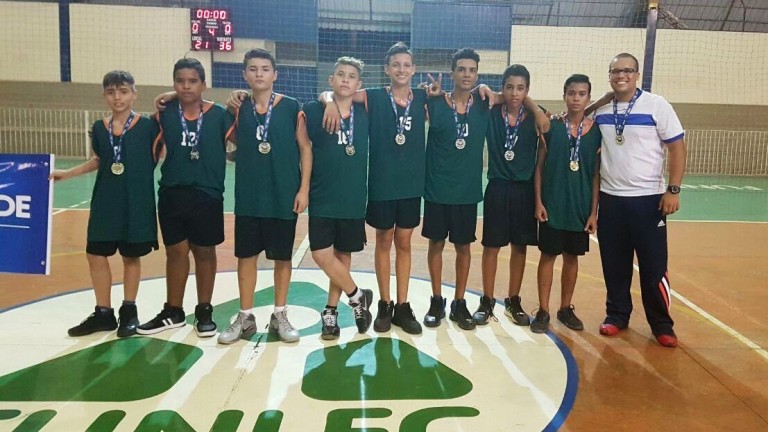 Maestro Heitor Villa Lobos vence o basquete na Capital