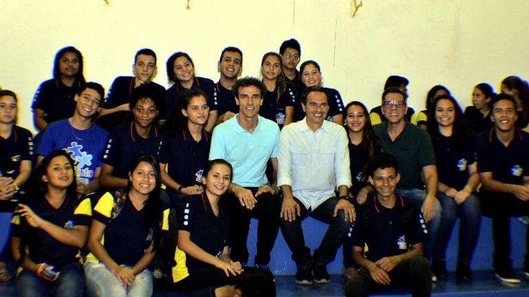 Medalhista olímpico prestigia partidas dos Jogos Escolares